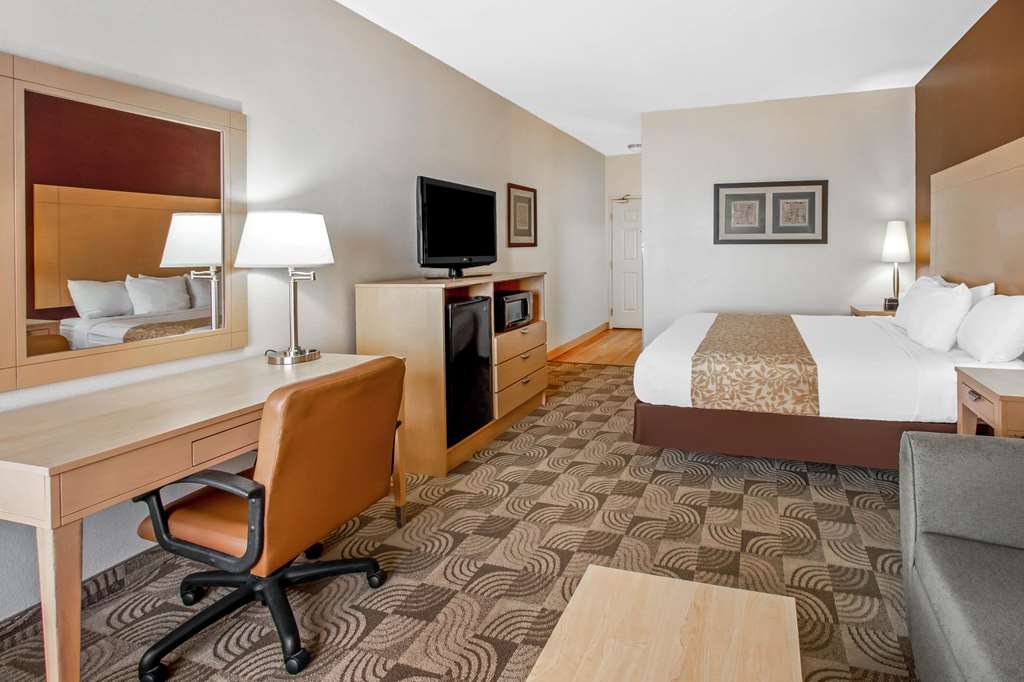 La Quinta Inn & Suites by Wyndham Tucumcari - photo 26