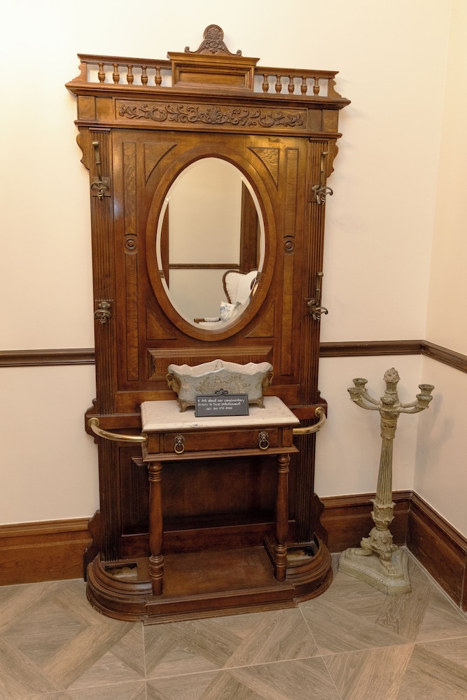 Hines Mansion - carbon neutral hotel in Provo