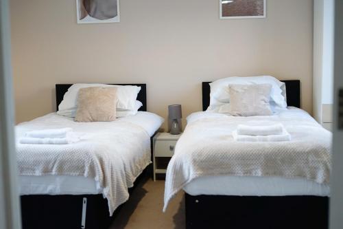 Family & Business Stays In RG2 Sleeps Up to 12