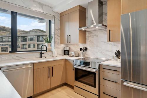 One Riverfront Condo 306 by East West Hospitality — 4-Star Luxury Hotel in Avon, United States