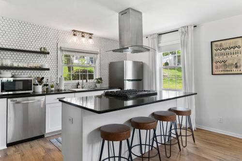 Cozy House in Trendy East Nashville with a Patio and Grill — 4-Star Luxury Hotel in Nashville, United States