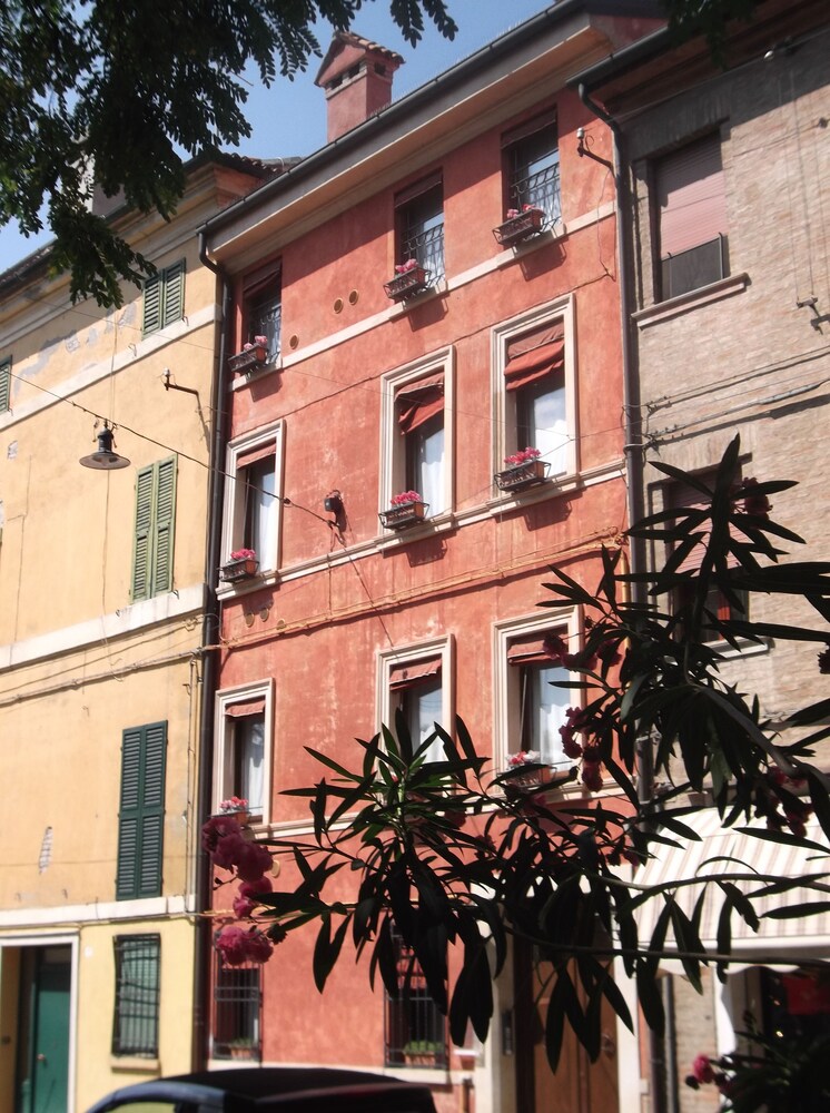 Guest House Delizia Estense — 4-Star Luxury Hotel in Ferrara, Italy