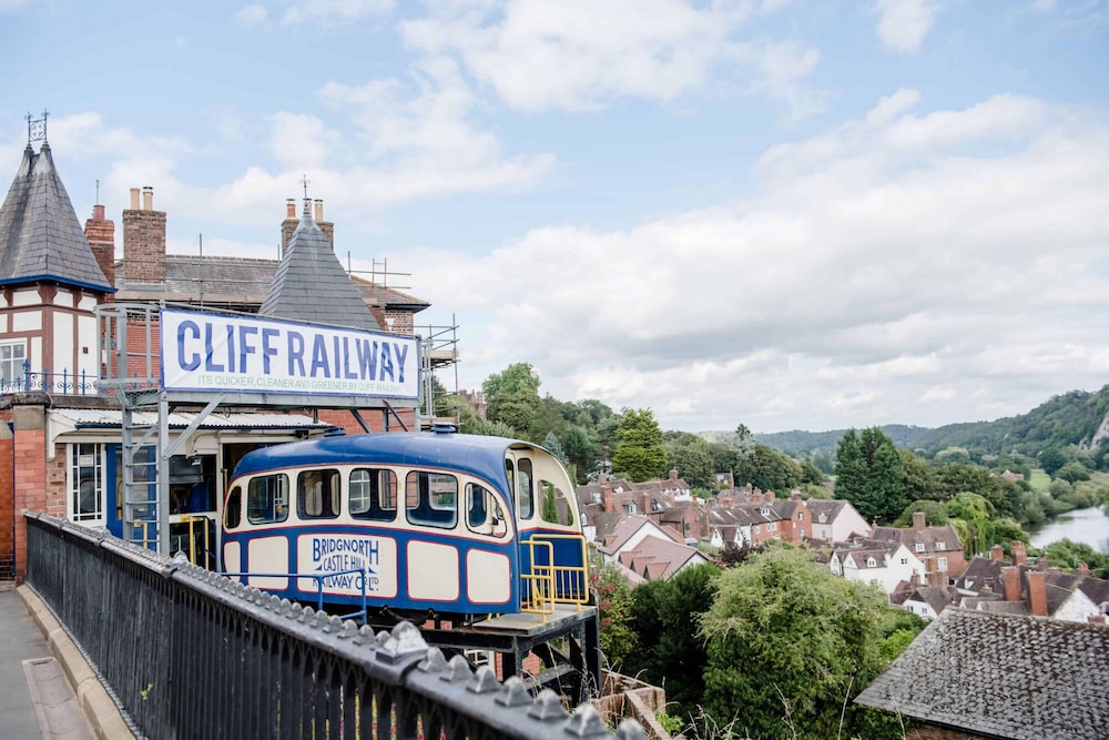 Cosy House in Lovely Market Town — 4-Star Luxury Hotel in Newport, United Kingdom