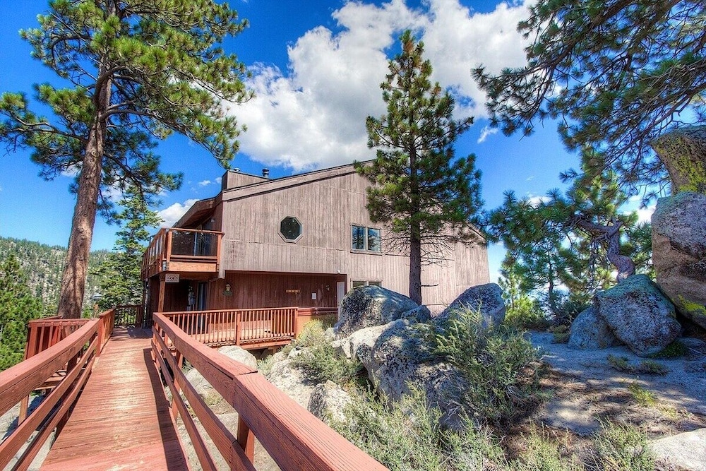 Lakescape 3 Bedroom Condo by RedAwning