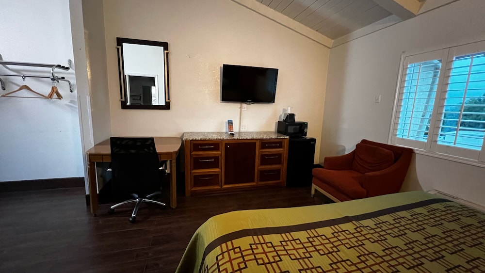New American Inn and Suites - photo 4
