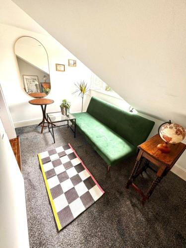 Stylish Top Floor Flat in the Heart of Camden — 4-Star Luxury Hotel in London, United Kingdom