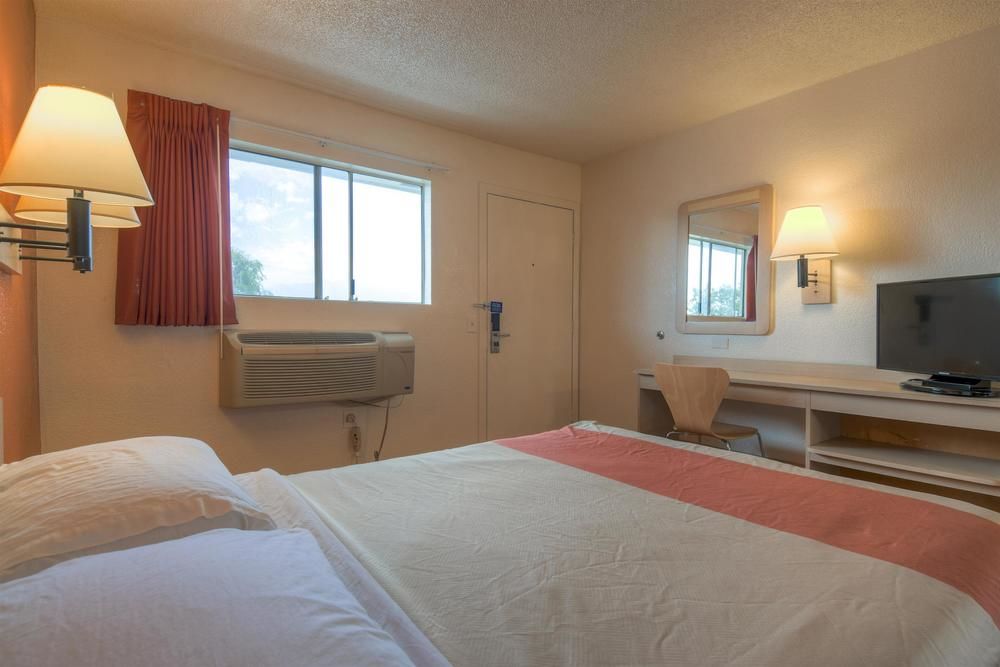 Motel 6 Los Angeles Baldwin Park - photo 14