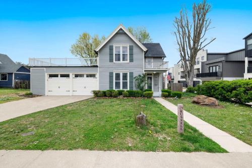 The Classic C Half Mi To Downtown Sunroom Backyard — Bentonville