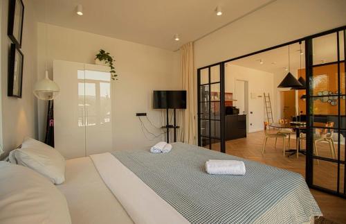 Chic 2BR Center Apt with View By Wehost