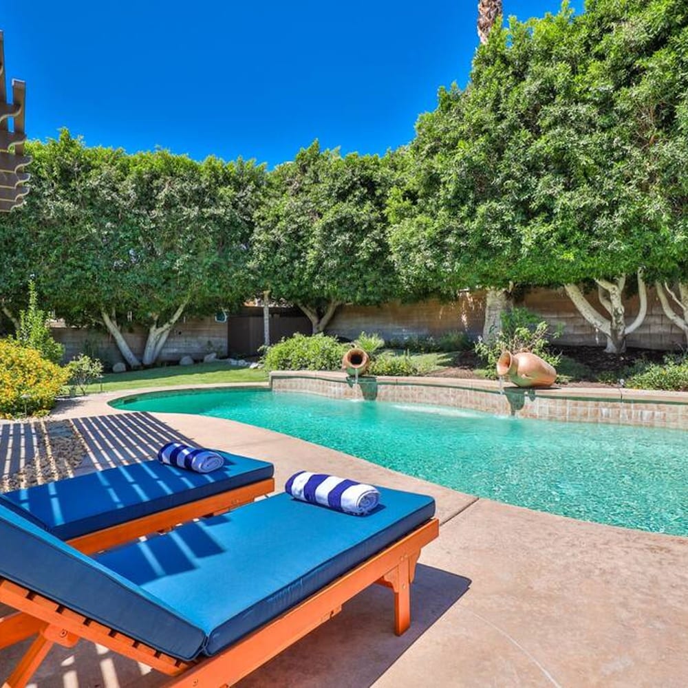 Private Oasis Pool - carbon neutral hotel in La Quinta