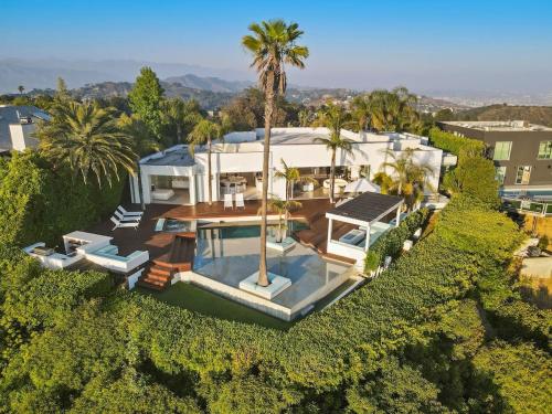 Crest Estate by Stay Awhile Villas — 4-Star Luxury Hotel in Los Angeles, United States