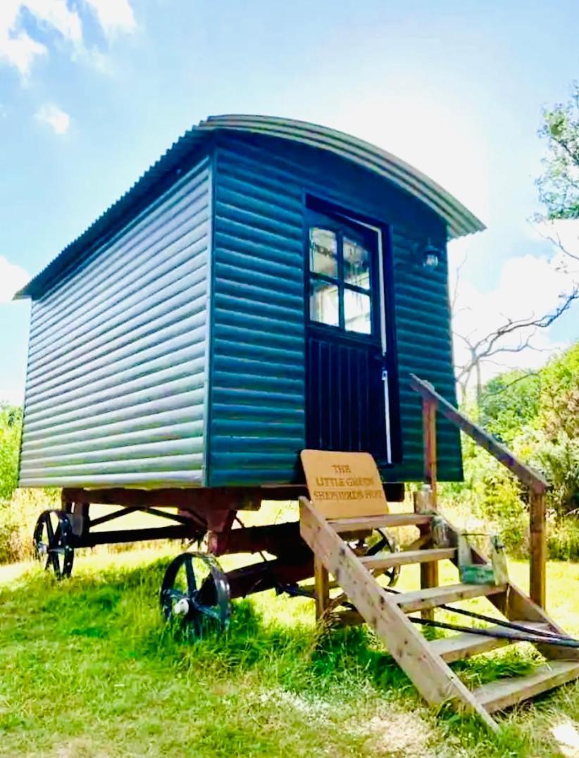 The Little Green Shepherds Hut in Horley, United Kingdom