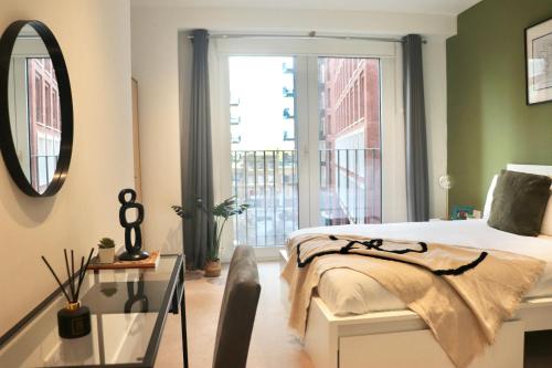 Luxury 2 Bed Apartment Vauxhall Balcony Sleeps 6 Central London Open for Business stays Long Stays Families Relocating — 4-Star Luxury Hotel in London, United Kingdom