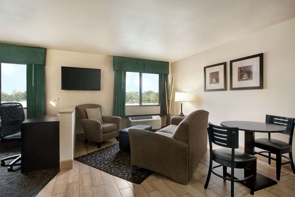 Travelodge by Wyndham Livonia - photo 8