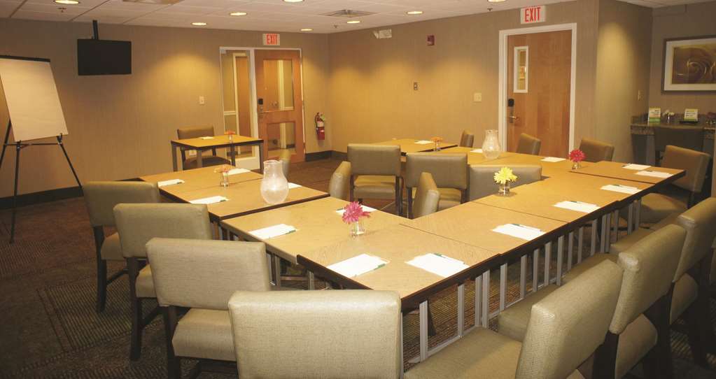 La Quinta Inn & Suites by Wyndham Boston Somerville - photo 41