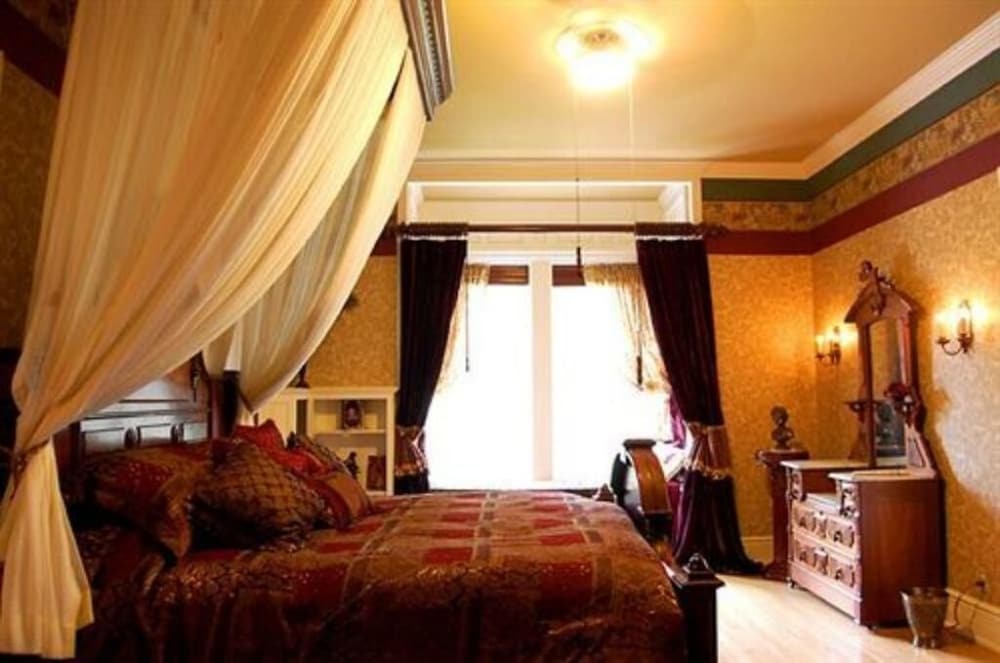 Alexander Mansion Bed and Breakfast - photo 2