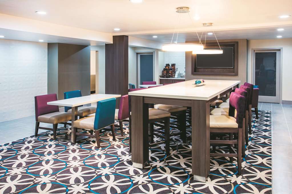 La Quinta Inn & Suites by Wyndham Cincinnati NE Mason - photo 29