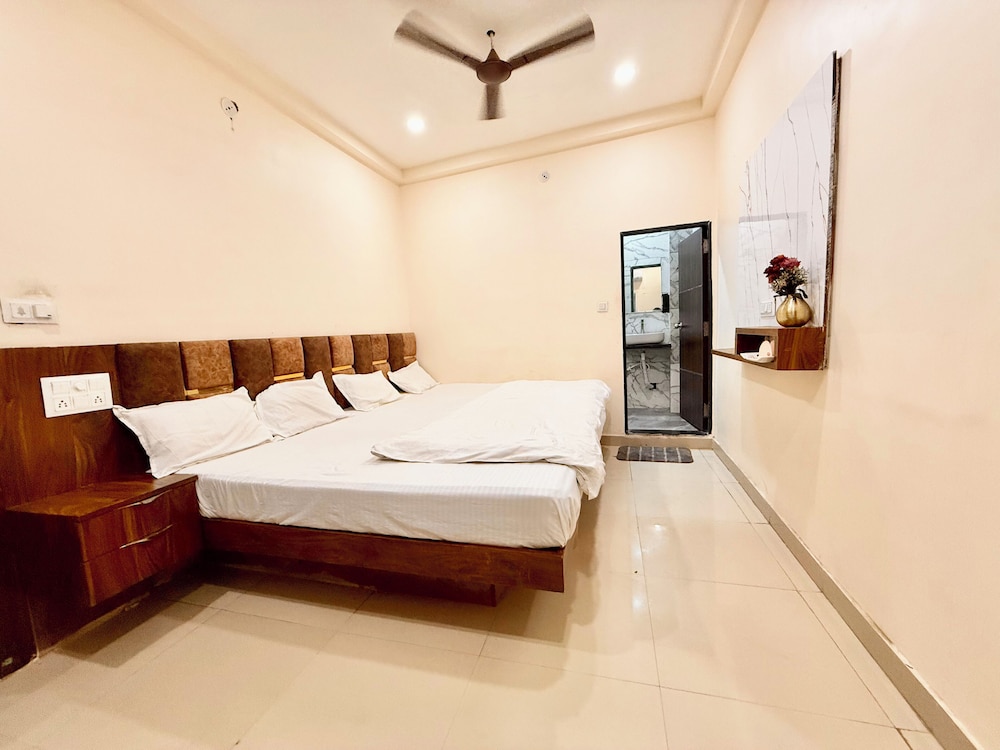 Prime Located Hotel F T Palace — Ujjain