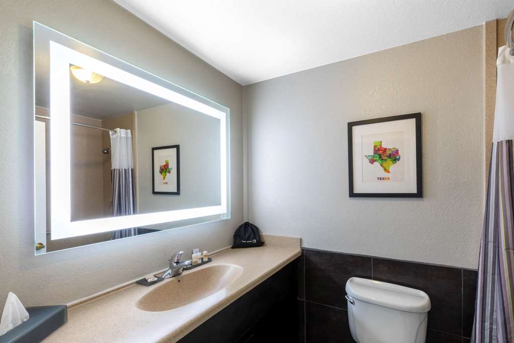 La Quinta Inn & Suites by Wyndham Laredo Airport - photo 30