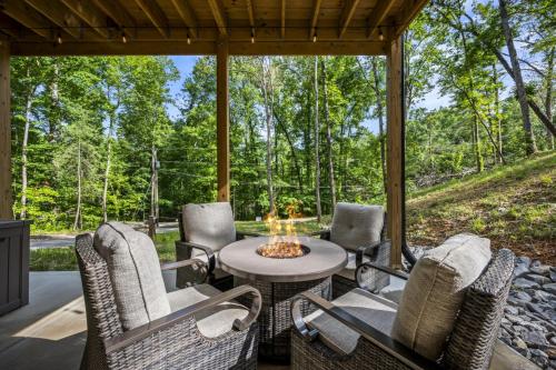 Smoky Mtns Private w Hot Tub Game Room Pets Free — 4-Star Luxury Hotel in Sevierville, United States