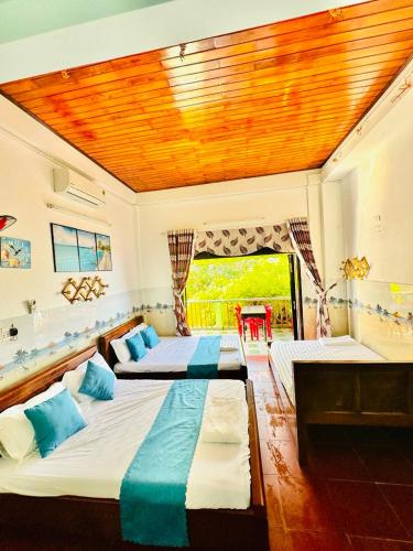 Phòng ba giường có view biển pet-friendly hotel Tan Hiep