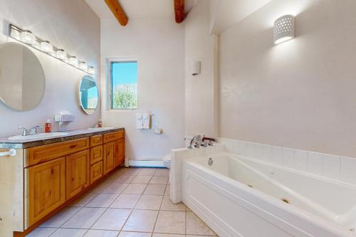 Highland Hideaway - carbon neutral hotel in Unknown City