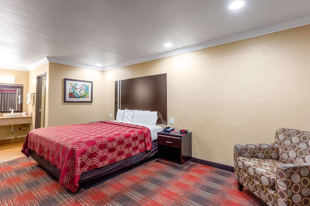 Econo Lodge Inn & Suites Escondido Downtown - photo 9