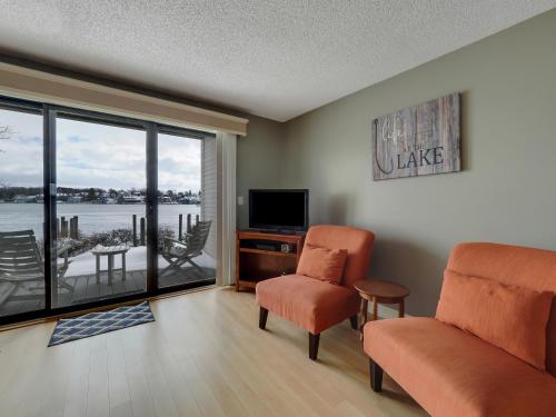 105 Edgewater Inn - photo 13