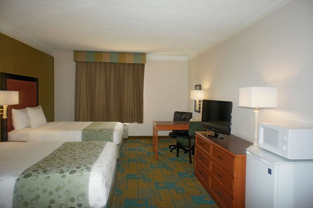 La Quinta Inn & Suites by Wyndham St. Pete Clearwater Airpt - photo 15