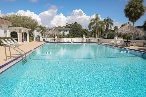 Tradewinds Retreat Pool 15 min to Clearwater Beach — 4-Star Luxury Hotel in Clearwater, United States