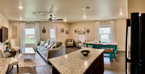 Furnished 3 bed Townhome in the Hills Near Fort Cavazos — 4-Star Luxury Hotel in Copperas Cove, United States