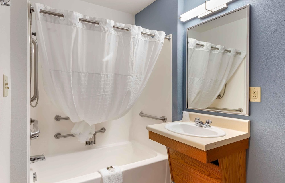 WoodSpring Suites Fayetteville - photo 35