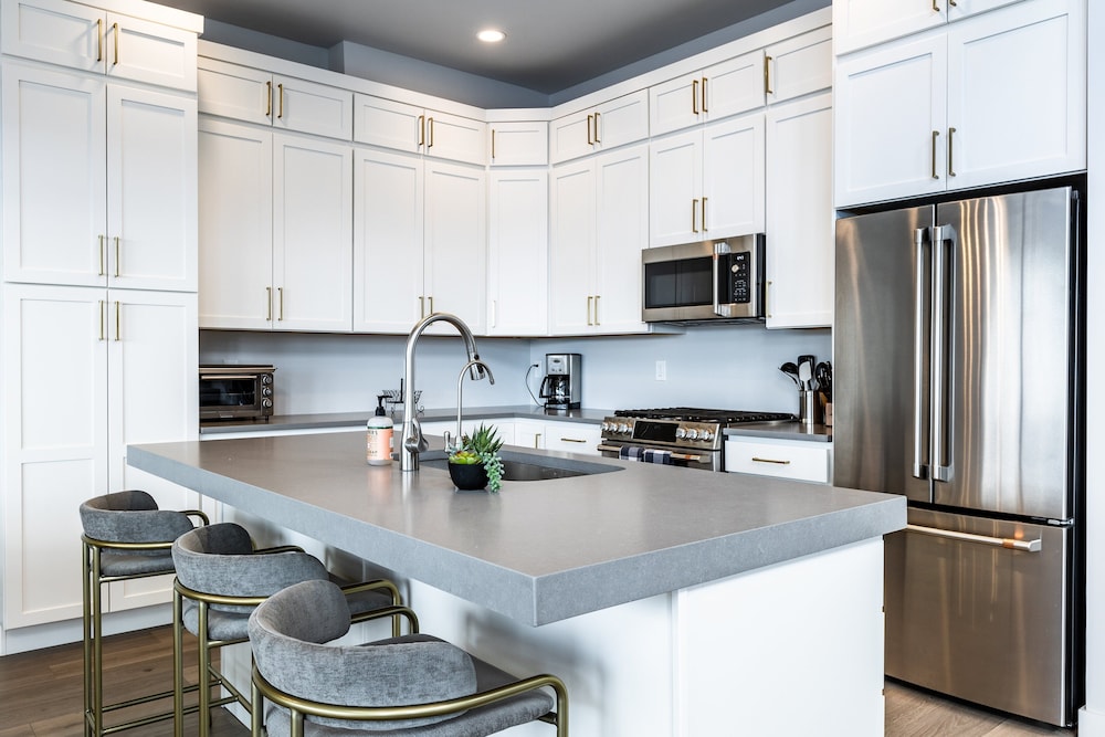 Modern Mountain Retreat Sleeps 10 Park City in Heber, United States