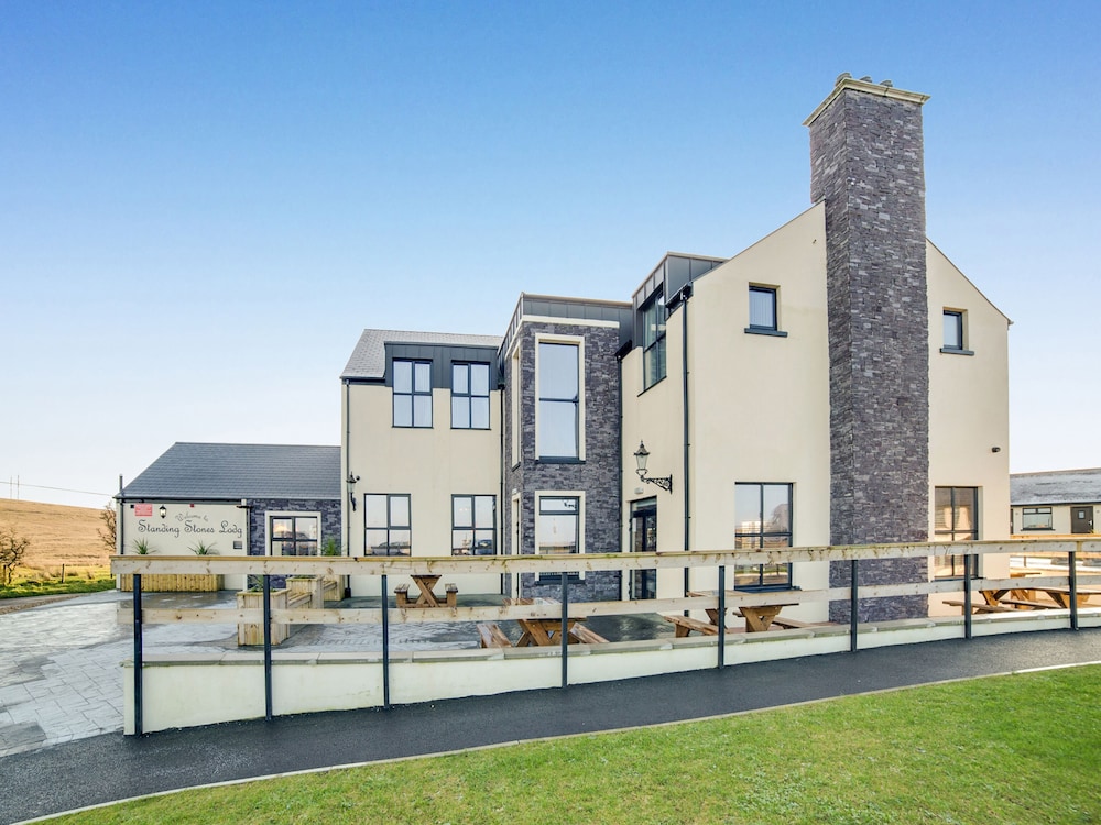 Standing Stones Lodge — 4-Star Luxury Hotel in Belfast, United Kingdom