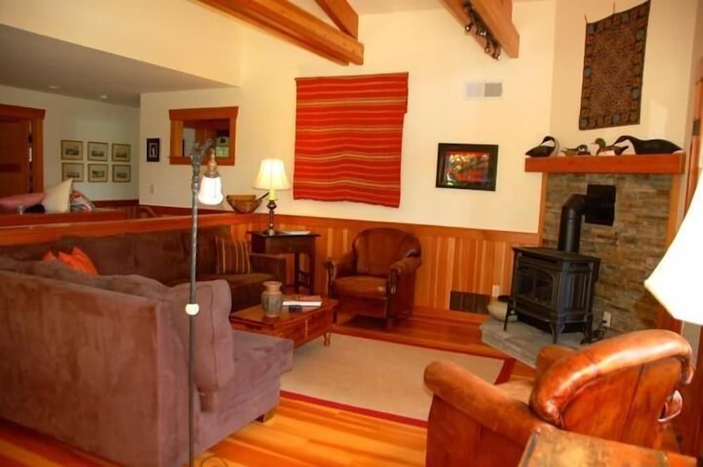 Goss Lake Chalet 8627051 — Langley