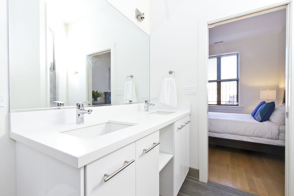 Vibrant 2BR in Wrigleyville by Sonder - photo 23