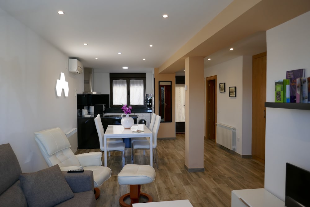 Apartamentos La Muralla — 4-Star Luxury Hotel in Zamora, Spain