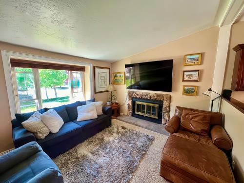 Charming Mountain Retreat with Enclosed Backyard and Artistic Flair — hotel in Millcreek