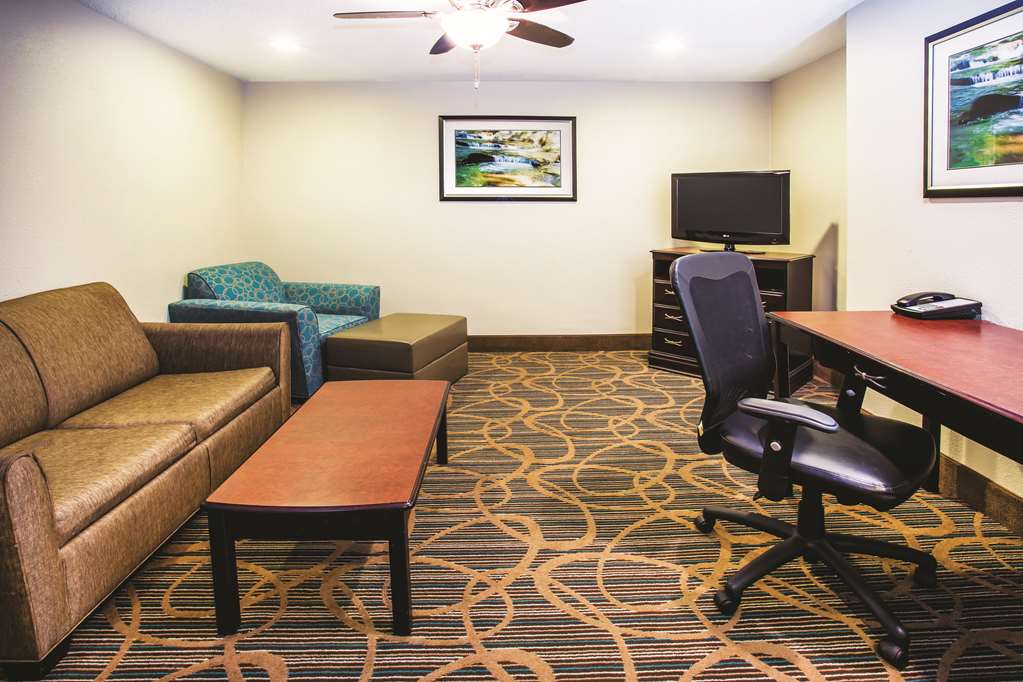 La Quinta Inn & Suites by Wyndham Evansville - photo 21