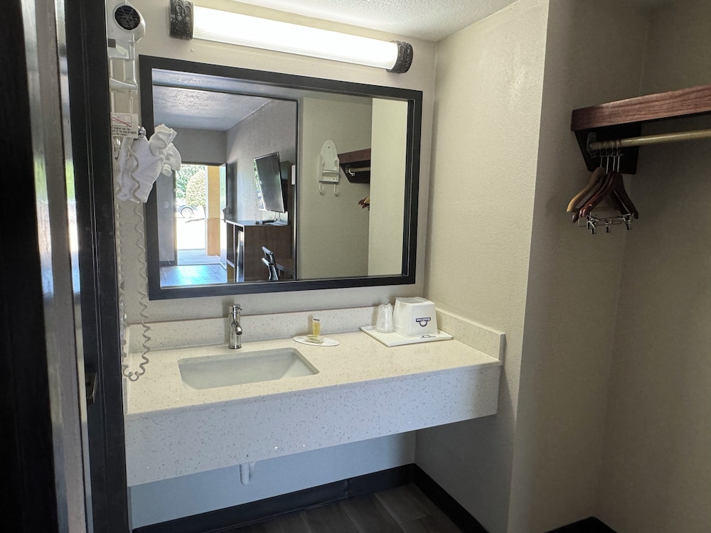 Days Inn by Wyndham Longview South - photo 14