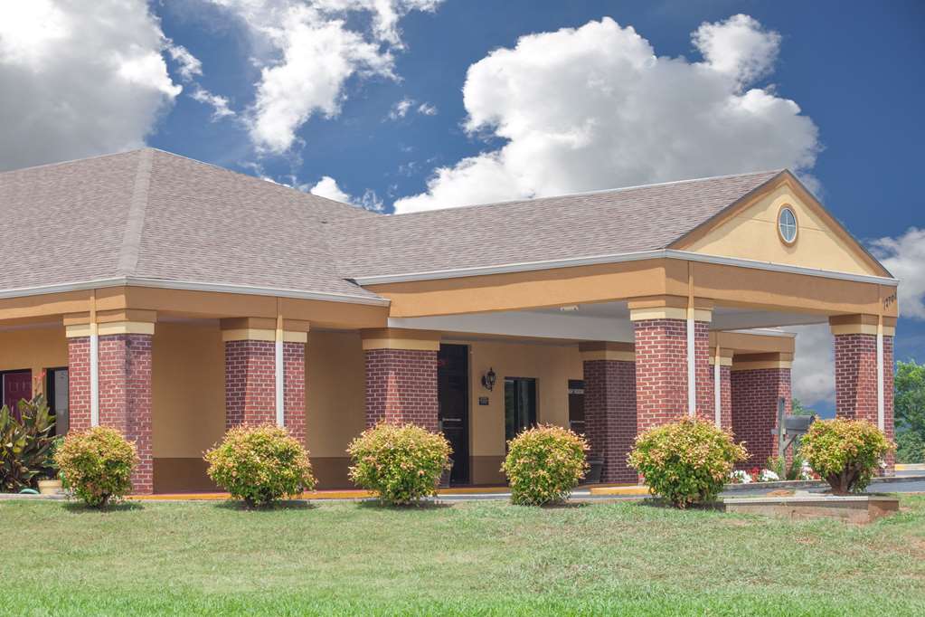 Days Inn by Wyndham Moulton - featured photo