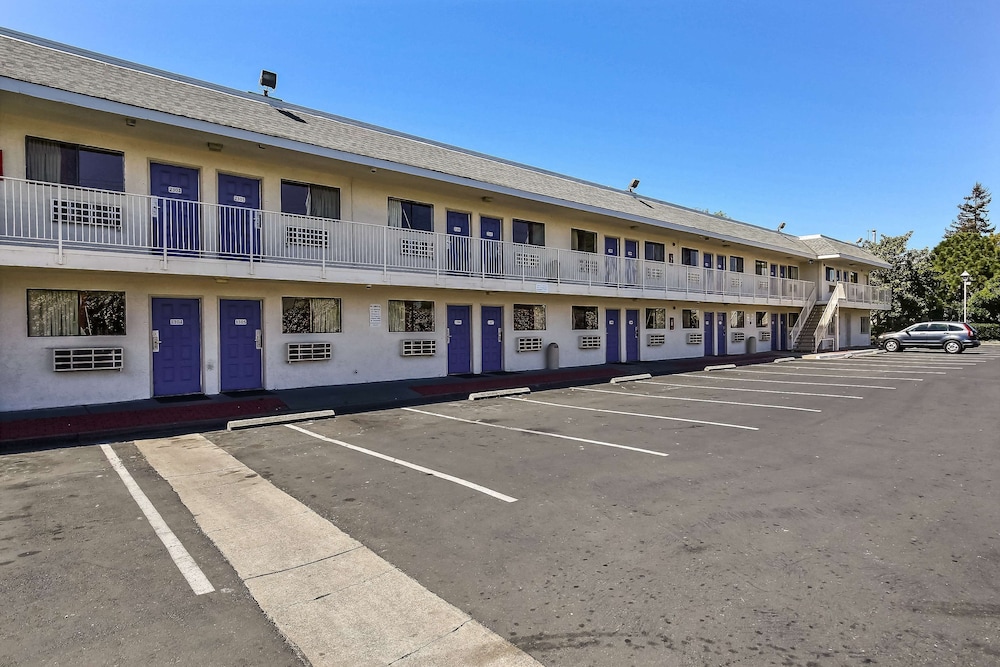 Motel 6 Oakland Airport - photo 25
