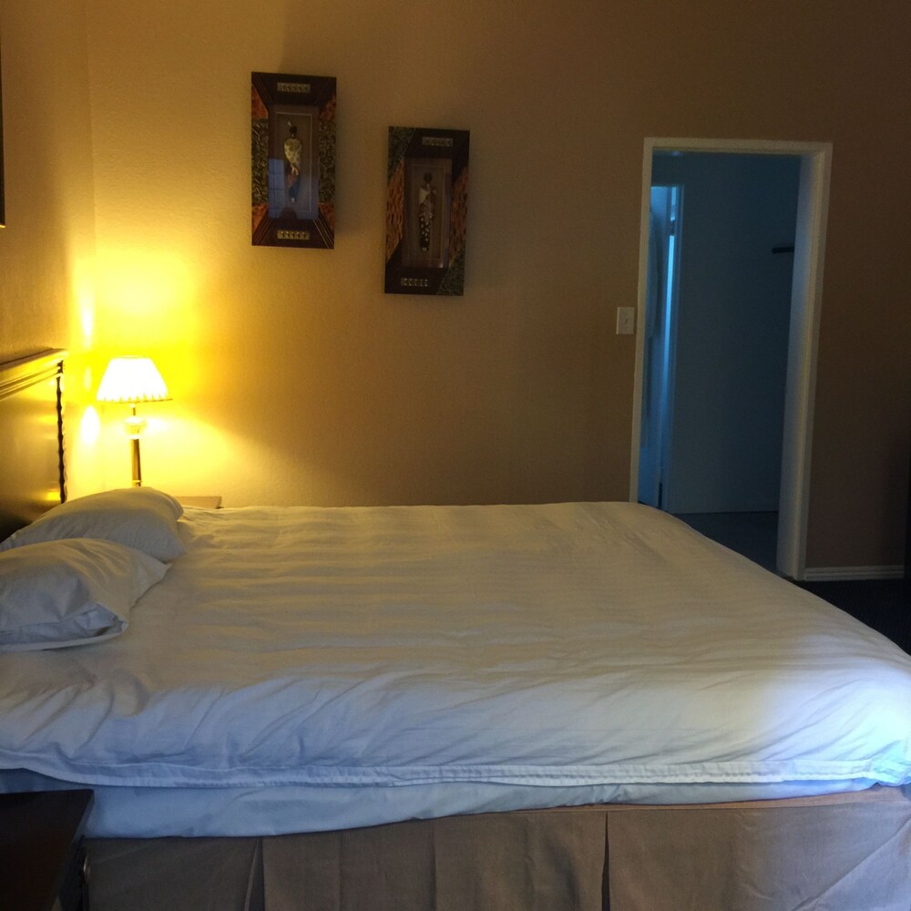 Econo Lodge - photo 15