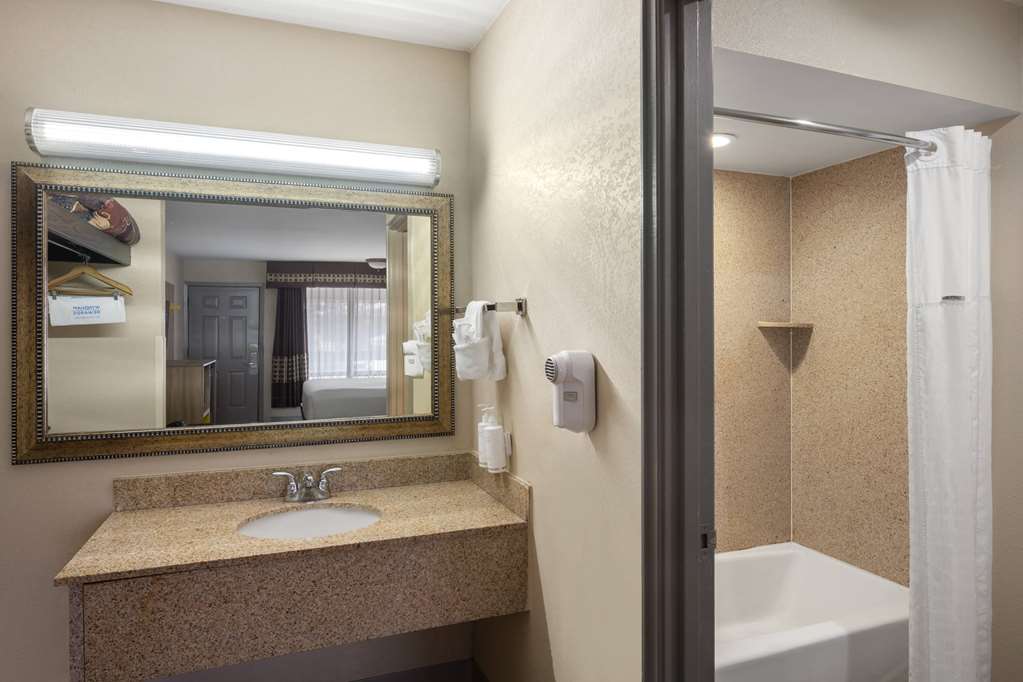 Days Inn by Wyndham Klamath Falls - photo 34