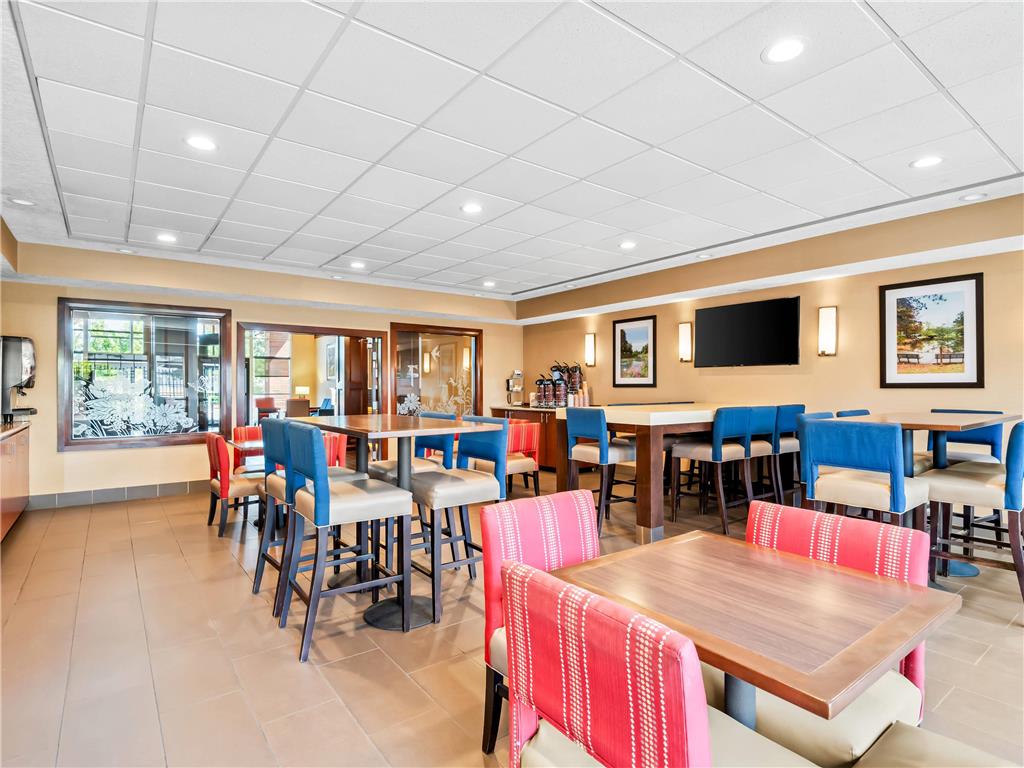 Comfort Suites Linn County - photo 53