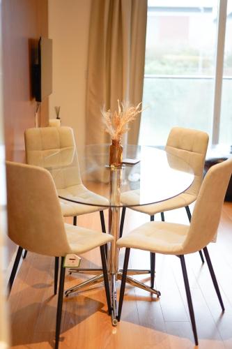 Spacious 2BR 2BA Ground Floor Apartment in RG2 Ideal for Contractors & Business Stays FREE Parking & Sleeps Up To 7