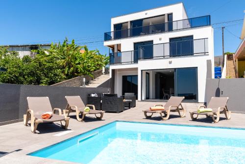 Casa Antonette Lovely house with a pool — 4-Star Luxury Hotel in Calheta, Portugal