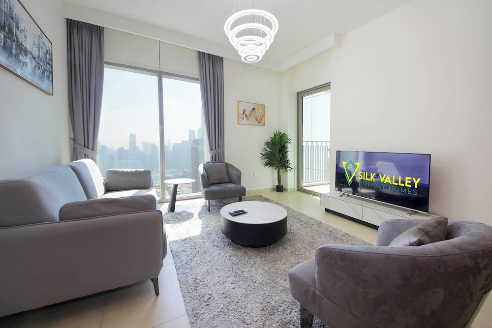Silk Valley Luxury 2B with iconic Burj Khalifa views and walk to Dubai Mall — 4-Star Luxury Hotel in Dubai, United Arab Emirates