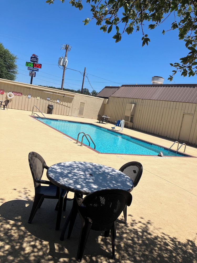 Econo Lodge - photo 17