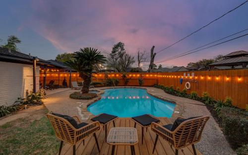 Spring Branch Getaway Feat 5BD Pool Hot tub — 4-Star Luxury Hotel in Houston, United States